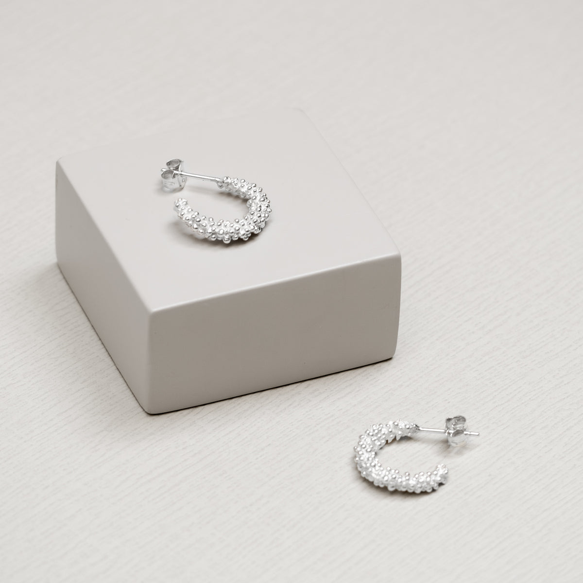 STARDUST EARRINGS HOOP MEDIUM SILVER