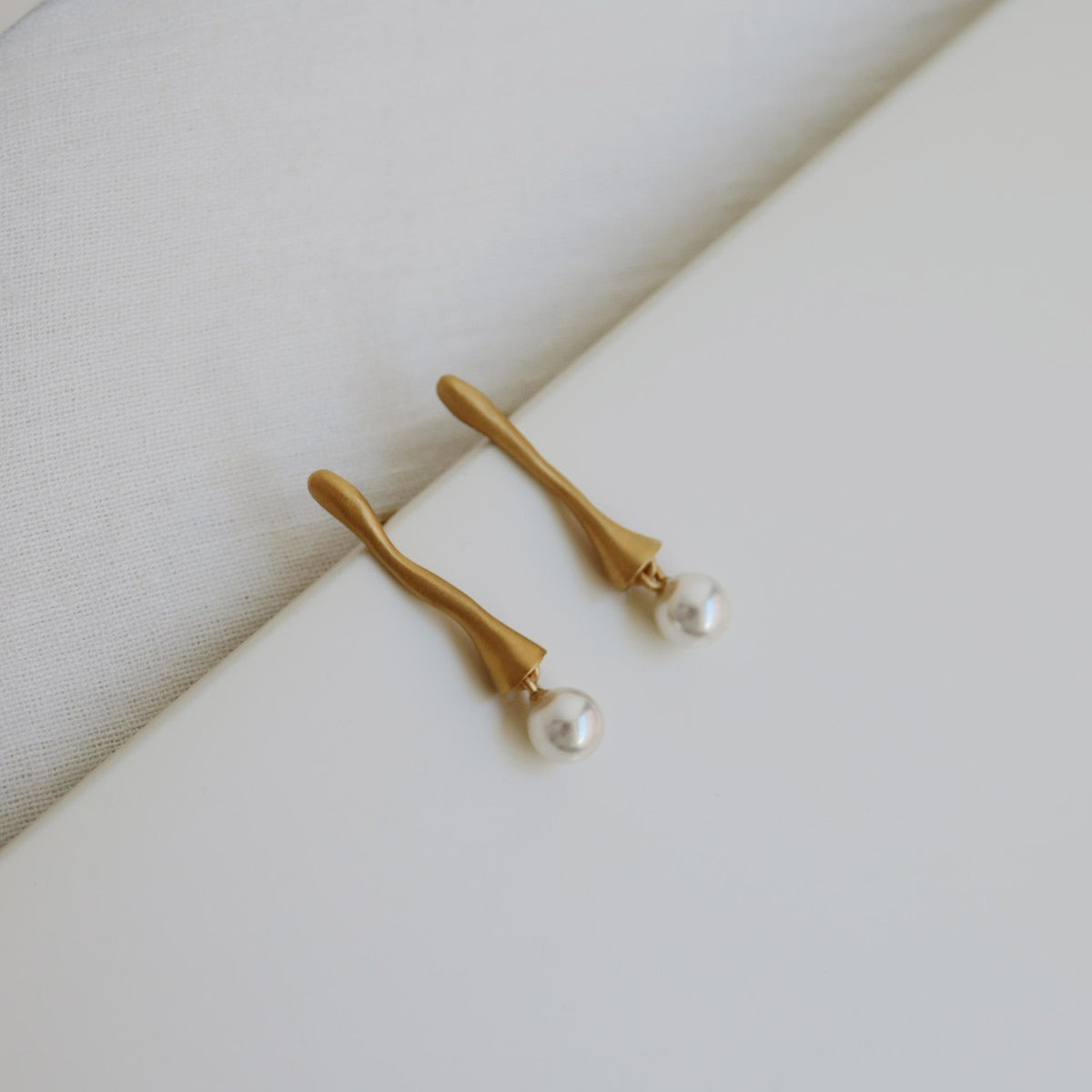 ECLAT EARRINGS WHITE