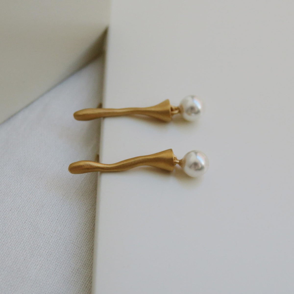 ECLAT EARRINGS WHITE