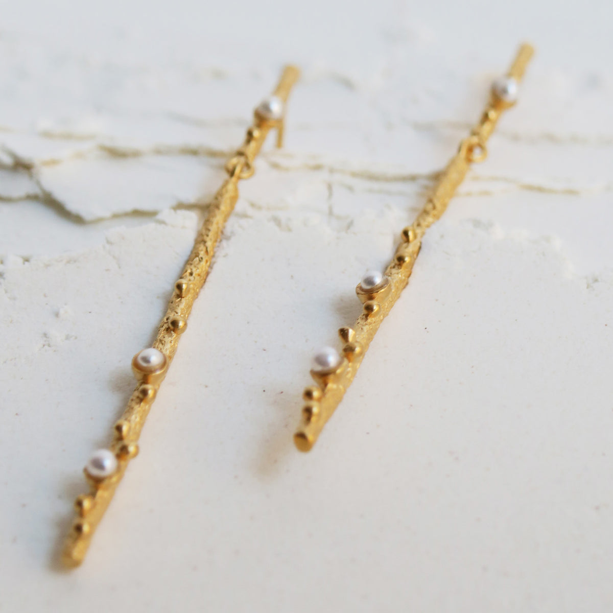 GUSPIRA EARRINGS LONG GOLD