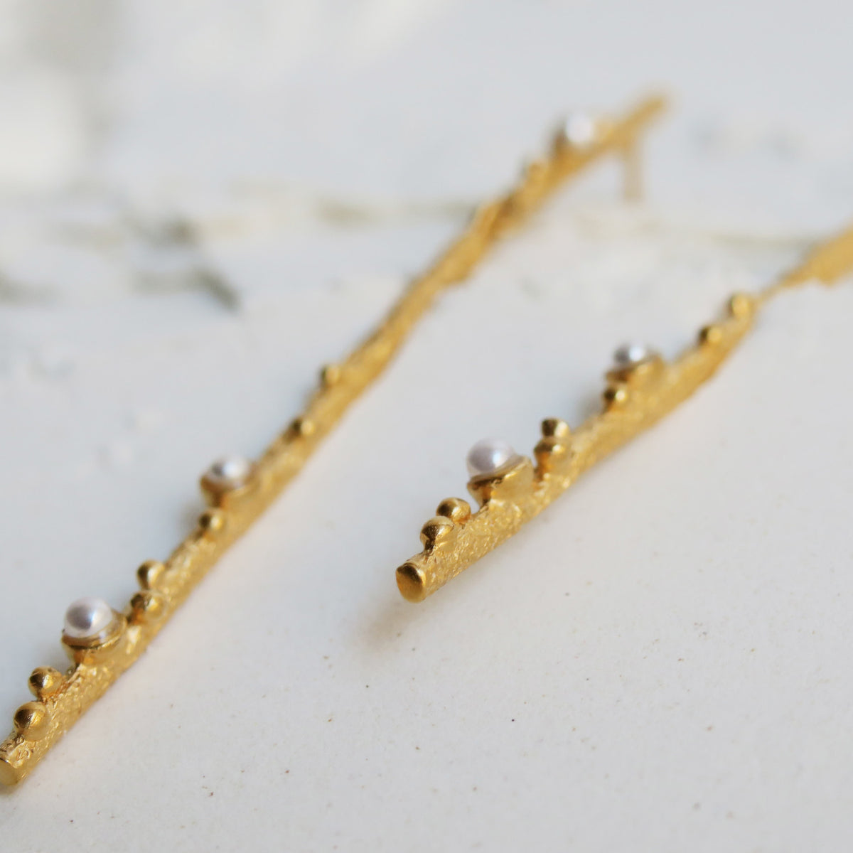GUSPIRA EARRINGS LONG GOLD