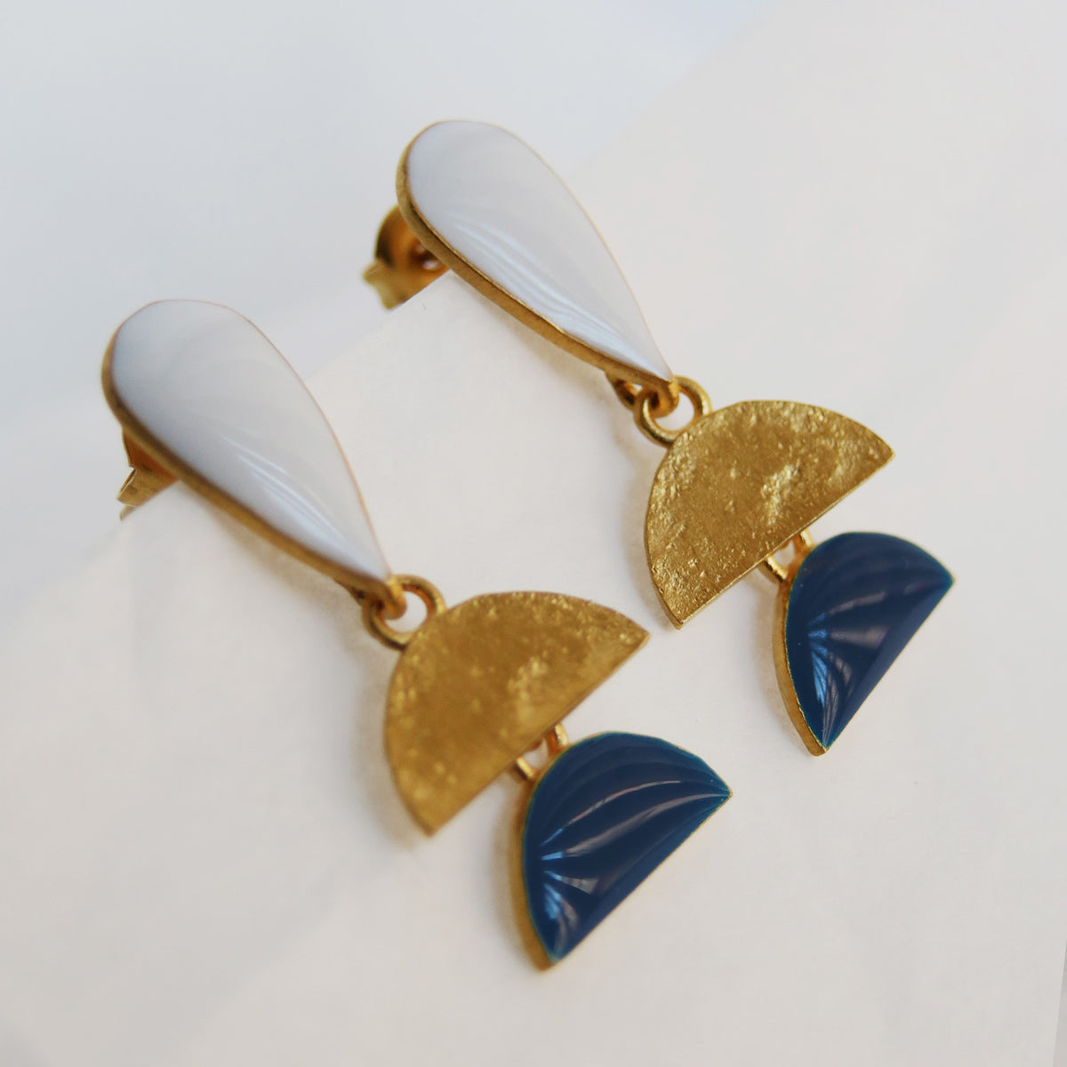 SOMNI EARRINGS WHITE DROP AND BLUE SEMI-CIRCLE