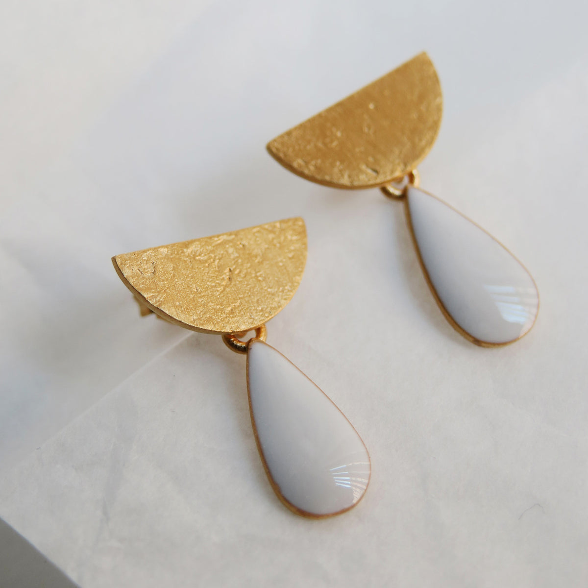 SOMNI EARRINGS WHITE DROP