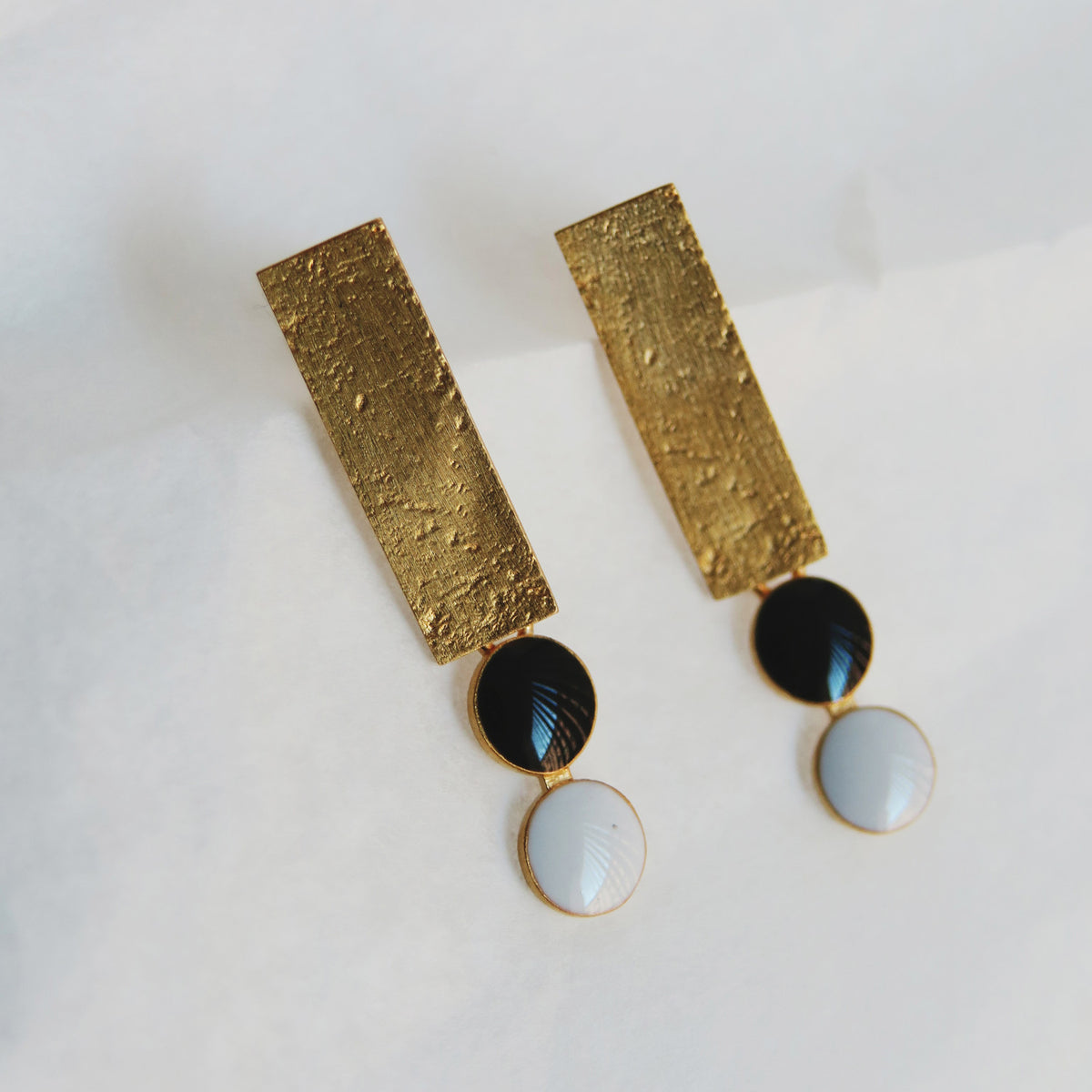 SOMNI EARRINGS BLACK AND WHITE
