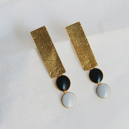 SOMNI EARRINGS BLACK AND WHITE