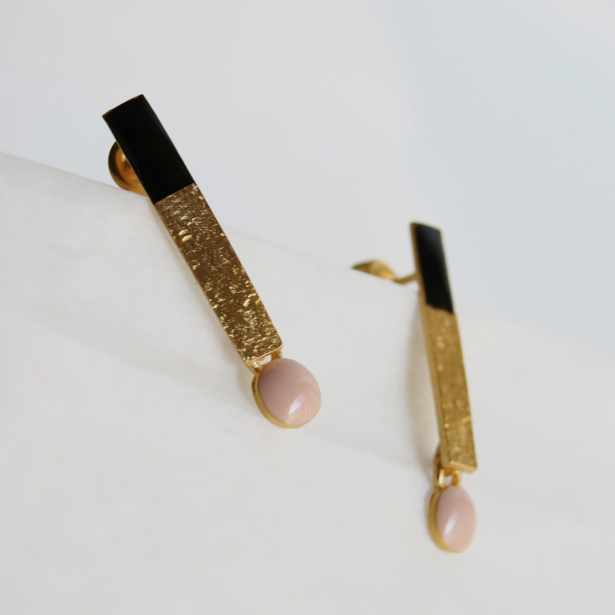SOMNI EARRINGS BLACK AND PINK
