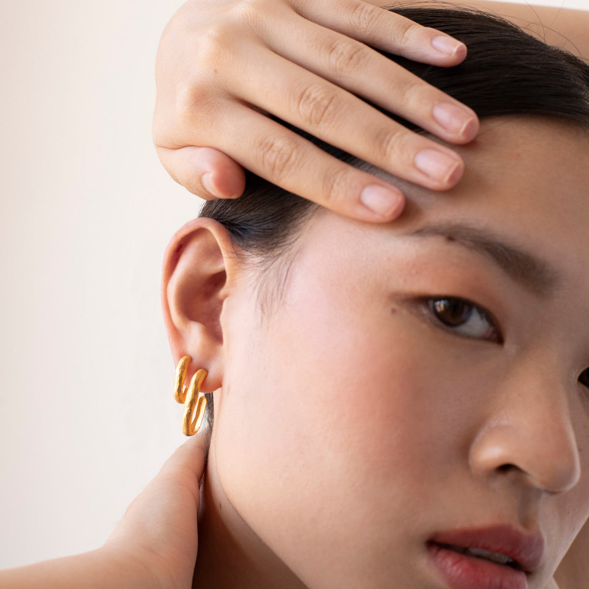 SAUMA EARRINGS HOOP MEDIUM GOLD