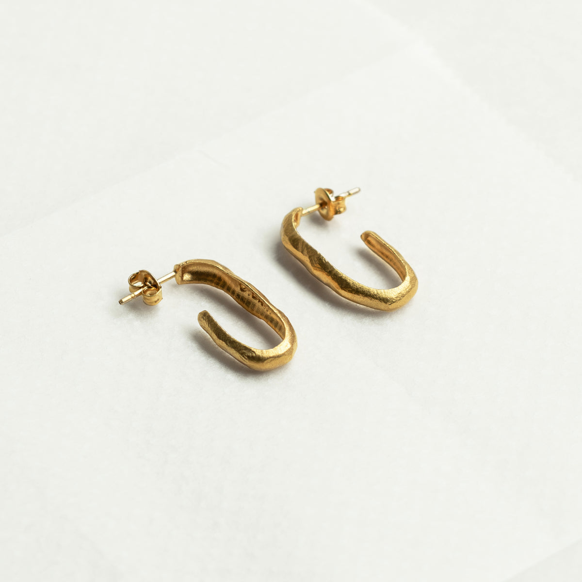 SAUMA EARRINGS HOOP MEDIUM GOLD