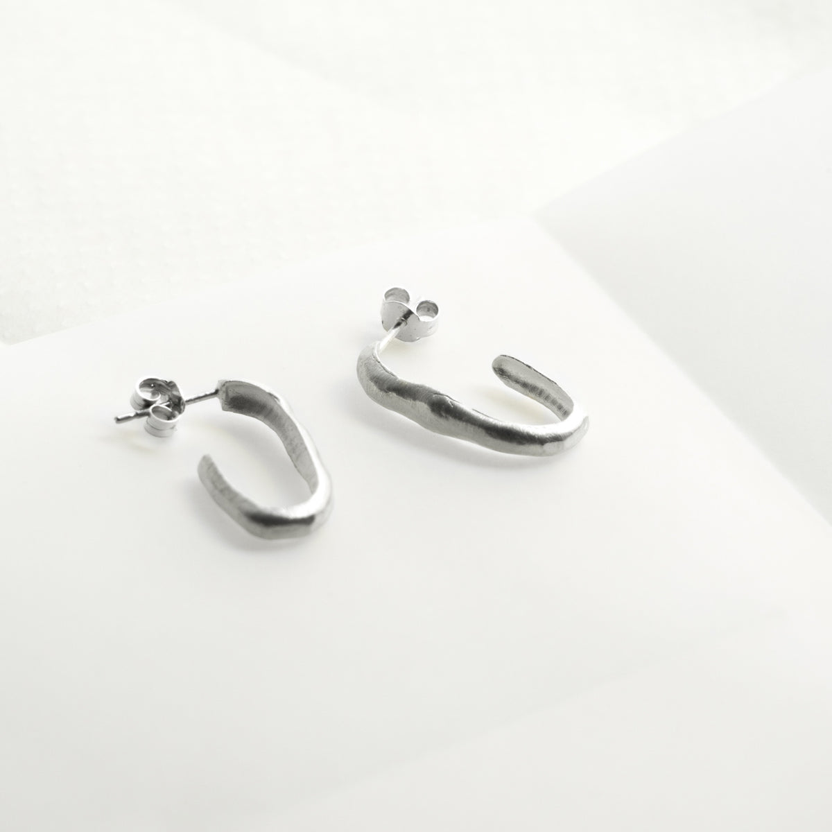 SAUMA EARRINGS HOOP MEDIUM SILVER